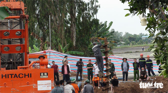 Hiện trường vụ tai nạn nơi bé Hạo Nam rơi xuống trụ bê tông tại công trình thi công cầu kênh Rọc Sen