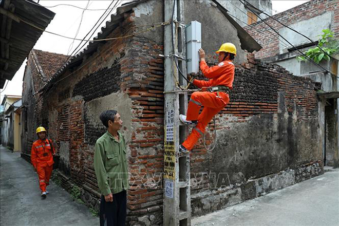 Công nhân Tổng Công ty Điện lực TP Hà Nội vận hành cung cấp điện cho các phụ tải trên địa bàn. Ảnh minh họa