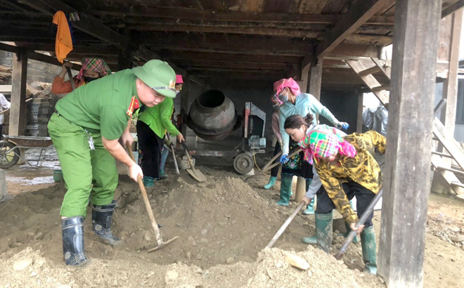 Cán bộ, chiến sĩ công an giúp người dân huyện Trạm Tấu cải tạo, nâng cấp nhà cửa, góp phần xây dựng nông thôn mới.