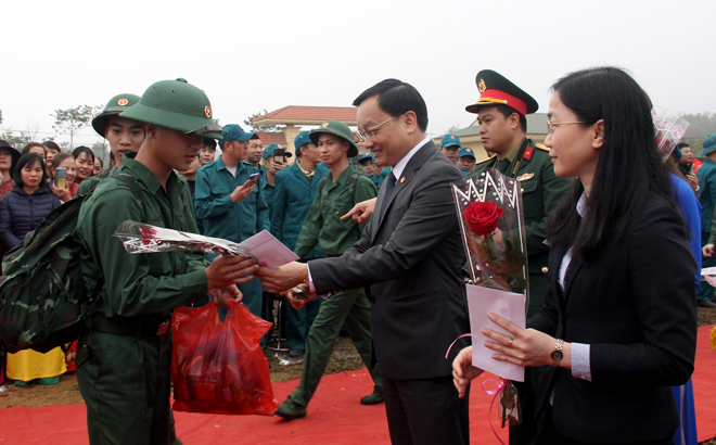 Bí thư Thành ủy Đỗ Đức Minh tặng hoa, chúc mừng tân binh lên đường nhập ngũ.