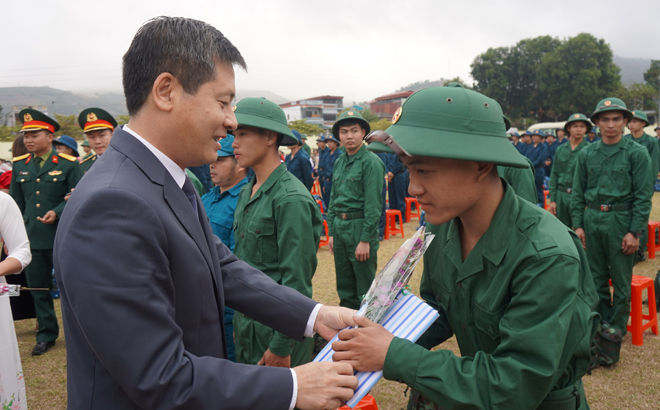 Phó Chủ tịch UBND tỉnh Ngô Hạnh Phúc tặng hoa chúc mừng tân binh nhập ngũ.