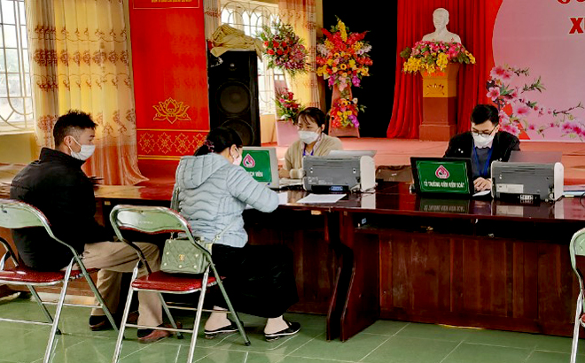 Người dân huyện Văn Chấn nhận vốn vay giải ngân tại điểm giao dịch xã.