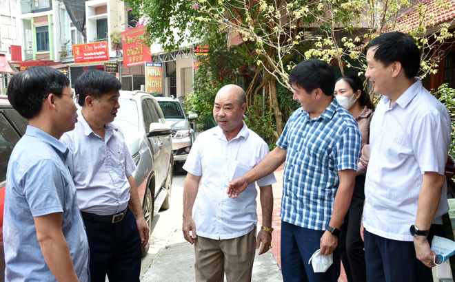 Chủ tịch Uỷ ban MTTQ tỉnh Giàng A Tông (áo kẻ) cùng lãnh đạo Huyện ủy, Ủy ban MTTQ huyện Lục Yên nắm tình hình nhân dân hiến đất làm đường giao thông tại thị trấn Yên Thế.