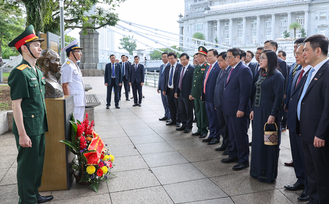 Thủ tướng Phạm Minh Chính và Phu nhân dâng hoa tưởng niệm tại Tượng đài Chủ tịch Hồ Chí Minh tại Bảo tàng Văn minh châu Á.
