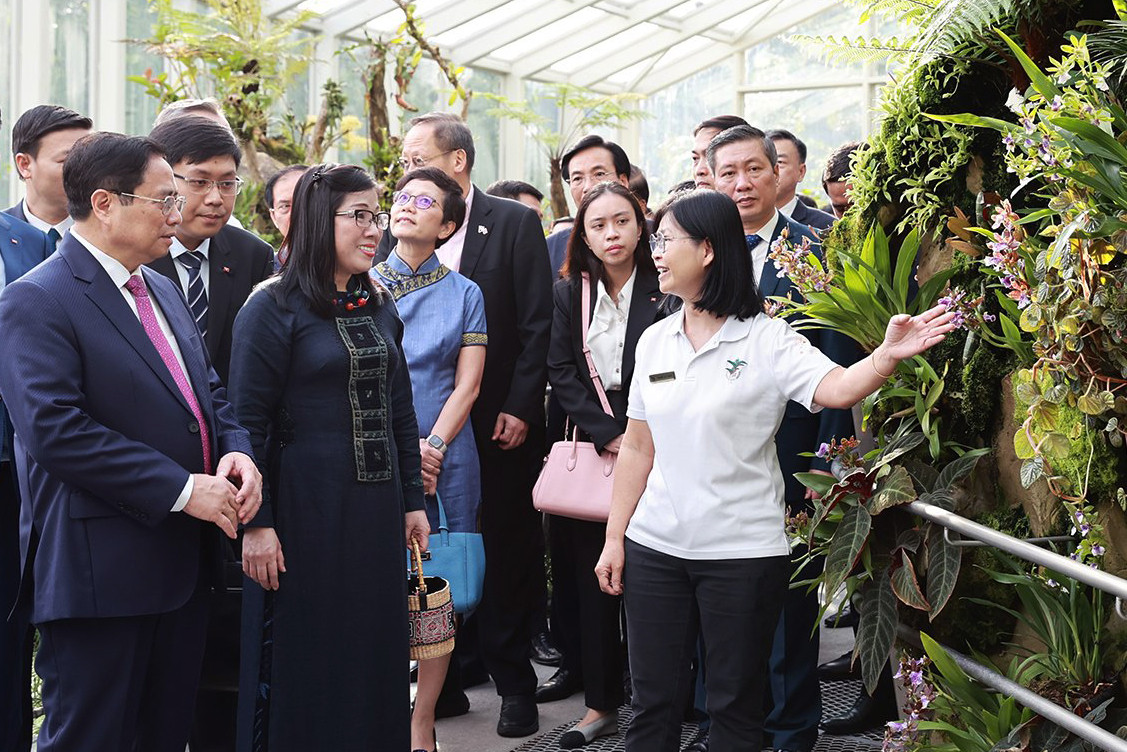 Thủ tướng Phạm Minh Chính cùng Phu nhân Lê Thị Bích Trân dự lễ đặt tên hoa lan ở Vườn thực vật Singapore.