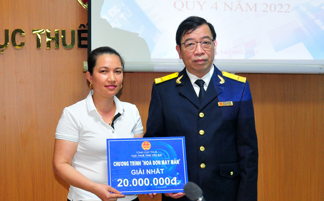 Người mua hàng Trần Thu Hà nhận thưởng giải nhất trị giá 20 triệu đồng.