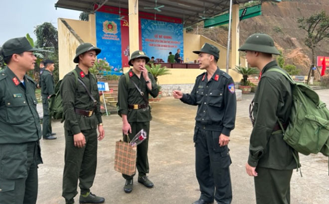 Thiếu tá Nguyễn Duy Khôi - Phó Tiểu đoàn trưởng Tiểu đoàn Huấn luyện, Trung tâm Huấn luyện và Bồi dưỡng nghiệp vụ I, Bộ Tư lệnh Cảnh sát cơ động căn dặn chiến sĩ mới.