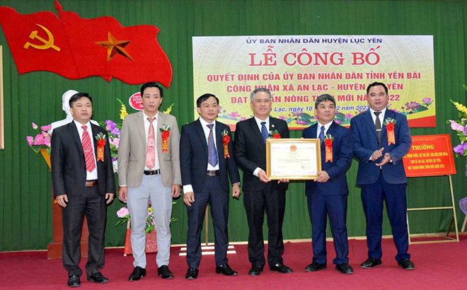 Thừa quyền của Chủ tịch UBND tỉnh Yên Bái, đồng chí Nguyễn Xuân Sang - Phó Giám đốc Sở Nông nghiệp và Phát triển nông thôn trao bằng công nhận đạt chuẩn NTM cho lãnh đạo xã An Lạc.