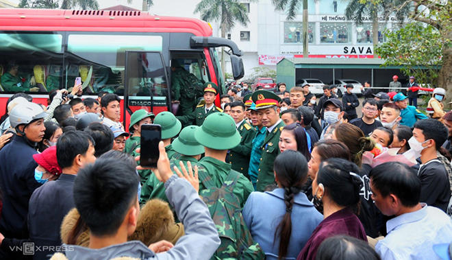 Người thân tiễn thanh niên lên đường nhập ngũ tại TP Hà Tĩnh, tỉnh Hà Tĩnh, sáng 7/2.