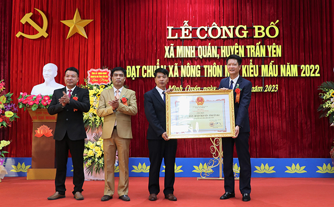 Đồng chí Nguyễn Thế Phước  - Phó Chủ tịch Thường trực UBND tỉnh trao Bằng công nhận của Chủ tịch UBND tỉnh công nhận xã Minh Quán đạt chuẩn NTM kiểu mẫu năm 2022.