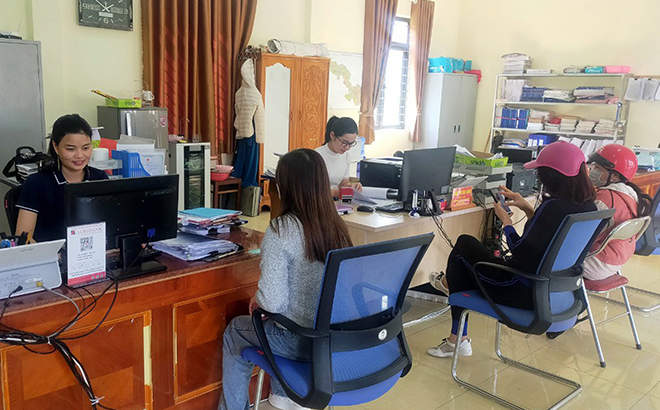 Cán bộ Bộ phận Phục vụ hành chính công thị trấn Sơn Thịnh giải quyết thủ tục hành chính cho người dân.