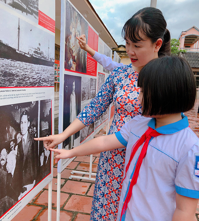 Cô và trò Trường Tiểu học và Trung học cơ sở Lý Tự Trọng, thị xã Nghĩa Lộ tìm hiểu triển lãm ảnh về thân thế và sự nghiệp của Chủ tịch Hồ Chí Minh tại Khu tưởng niệm Chủ tịch Hồ Chí Minh thị xã Nghĩa Lộ.