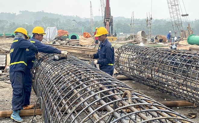 Thi đua lao động trên công trình cầu Giới Phiên, thành phố Yên Bái.