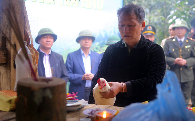 Thầy mo làm nghi thức cúng rừng.