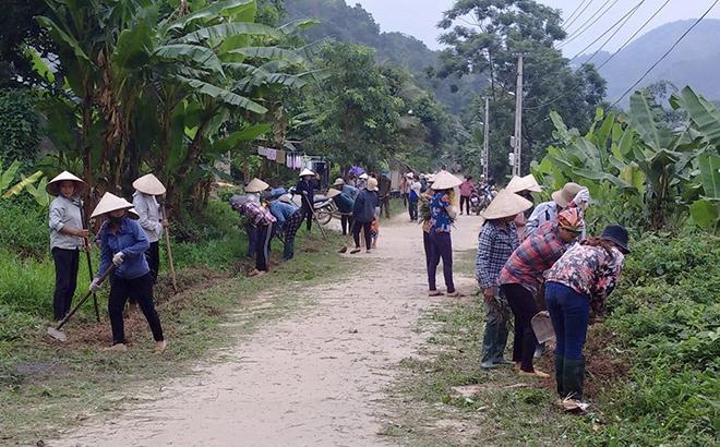 Hội viên phụ nữ xã Yên Phú vệ sinh tuyến đường tự quản về vệ sinh môi trường.