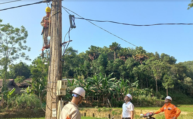 Công nhân Điện lực Lục Yên kiểm tra, bảo dưỡng đường dây.