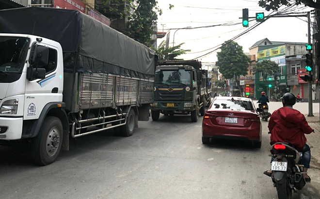 Ngã ba đường Điện Biên - Kim Đồng, thành phố Yên Bái thường xuyên gây ách tắc giao thông do các phương tiện dừng, đỗ bốc dỡ hàng hóa lấn chiếm lòng đường, gây bức xúc cho người tham gia giao thông.