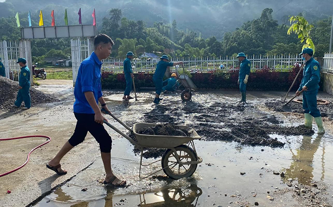 Đoàn viên thanh niên xã Kiên Thành cùng lực lượng dân quân địa phương tham gia sửa chữa, tôn tạo sân nhà văn hóa tại thôn Đồng Cát.