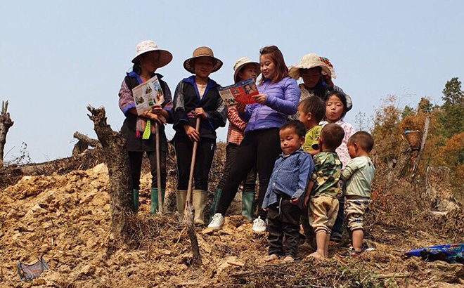 Cán bộ dân số truyền thông và giáo dục sức khỏe huyện Mù Cang Chải tuyên truyền cho người dân xã Chế Tạo về tảo hôn và hôn nhân cận huyết thống.