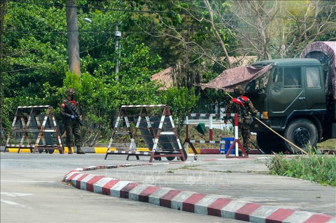 Binh sĩ gác trên đường phố tại Naypyidaw, Myanmar. Ảnh tư liệu