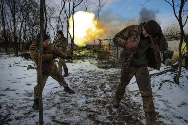 Ukraine khai hỏa lựu pháo ở Donbass.