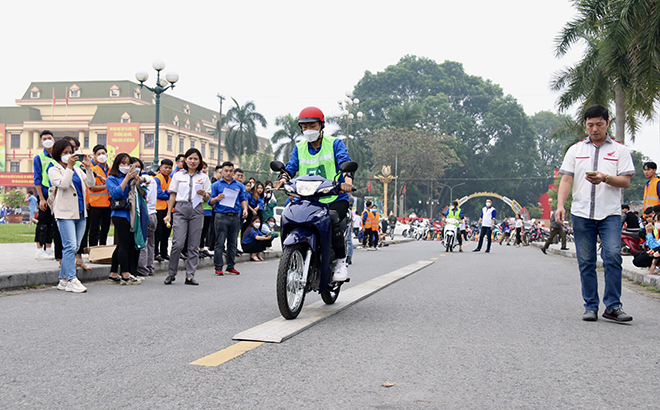 Đoàn viên, thanh niên tham gia phần thi lái xe mô tô an toàn tại Ngày hội thanh niên với an toàn giao thông năm 2022.