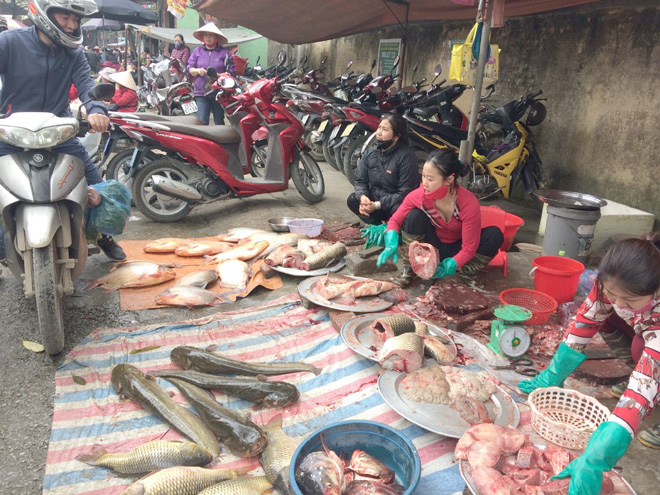 Tình trạng người bán hàng lấn chiếm lòng, lề đường gây ách tắc giao thông và làm mất mỹ quan đô thị thường xuyên diễn ra ở chợ Yên Ninh (chợ Bến đò). (Ảnh: Thành Trung)