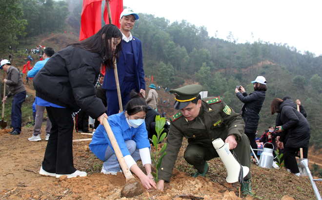 People of Van Chan district participate in the New Year tree planting festival in commemoration of Uncle Ho in the 2023 Lunar New Year.