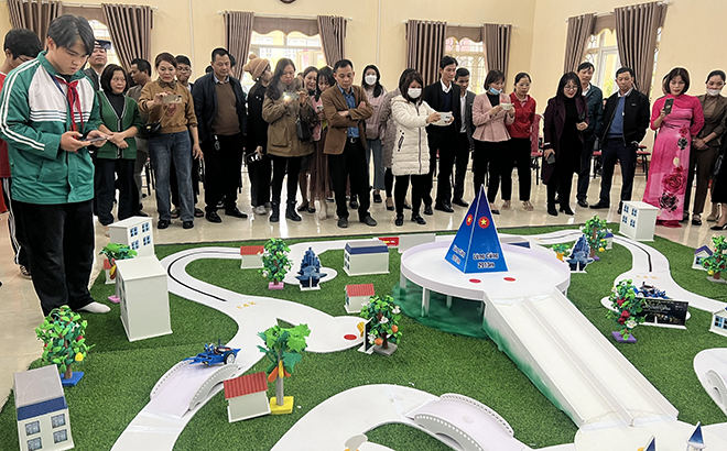 Cuộc thi “Lập trình KC robot Yên Bái mở rộng” với chủ đề “Chinh phục đỉnh Lùng Cúng” trong Ngày hội STEM do Trường THCS Quang Trung tổ chức với 7 đội chơi đến từ các trường trên địa bàn tỉnh Yên Bái và tỉnh Lào Cai.