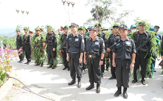 Cán bộ, chiến sĩ Công an huyện Văn Yên huấn luyện sẵn sàng chiến đấu.