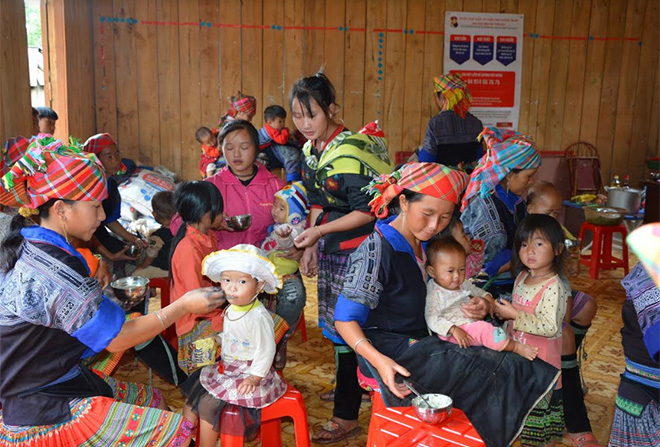 Chăm sóc trẻ em bằng cháo dinh dưỡng tại xã La Pán Tẩn, huyện Mù Cang Chải.
