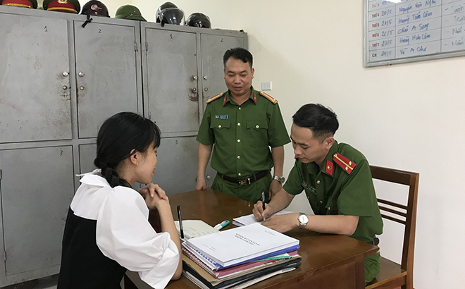 Công an xã Cát Thịnh huyện Văn Chấn giải quyết thủ tục hành chính cho công dân trên địa bàn xã.