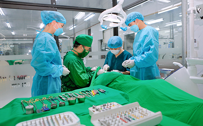 Ê kíp bác sĩ phẫu thuật cấy ghép implant cho bệnh nhân tại Phòng khám nha khoa Hà Nội Đại Anh.