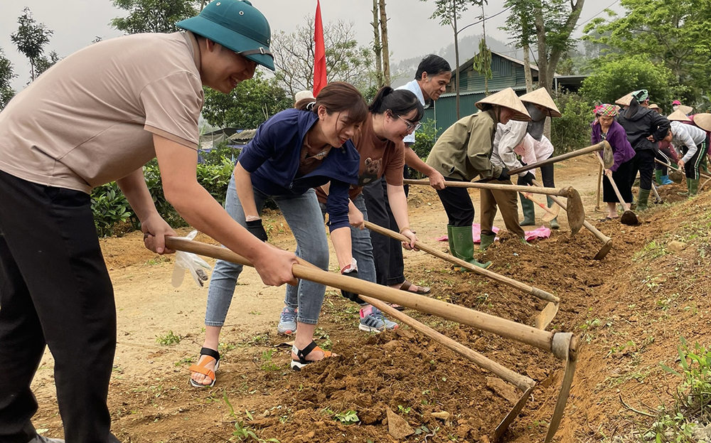 Hội viên Hội Nông dân xã Nậm Búng tham gia tu sửa đường giao thông nông thôn.