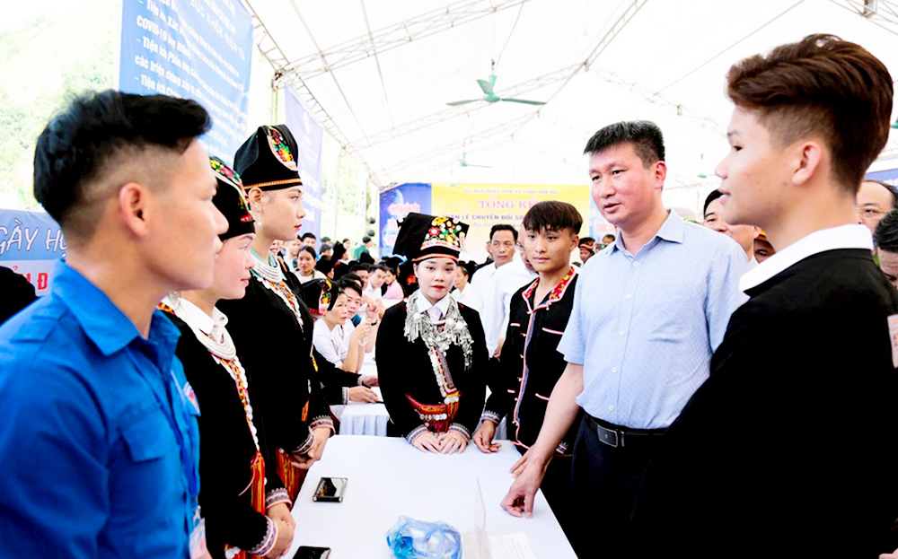 Chủ tịch UBND tỉnh Yên Bái Trần Huy Tuấn (thứ 2 phải sang) trao đổi với thanh niên người Dao thôn Khe Bành, xã Châu Quế Hạ, huyện Văn Yên về chuyển đổi số.