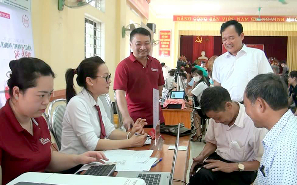 Ngân hàng nông nghiệp huyện Văn Yên hỗ trợ người dân cài đặt tiện ích số trong giao dịch.