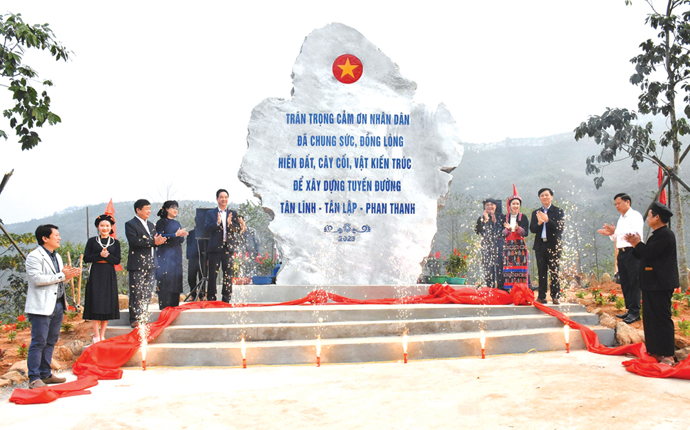 Phiến đá tri ân nhân dân trên tuyến đường Tân Lĩnh - Tân Lập - Phan Thanh.