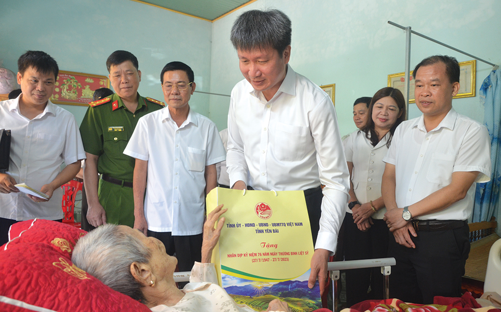 Đồng chí Trần Huy Tuấn  - Phó Bí thư Tỉnh ủy, Chủ tịch UBND tỉnh thăm hỏi, tặng quà Mẹ Việt Nam Anh hùng Dương Thị Cúc, thôn Ngòi Bang, xã Bảo Ái, huyện Yên Bình.