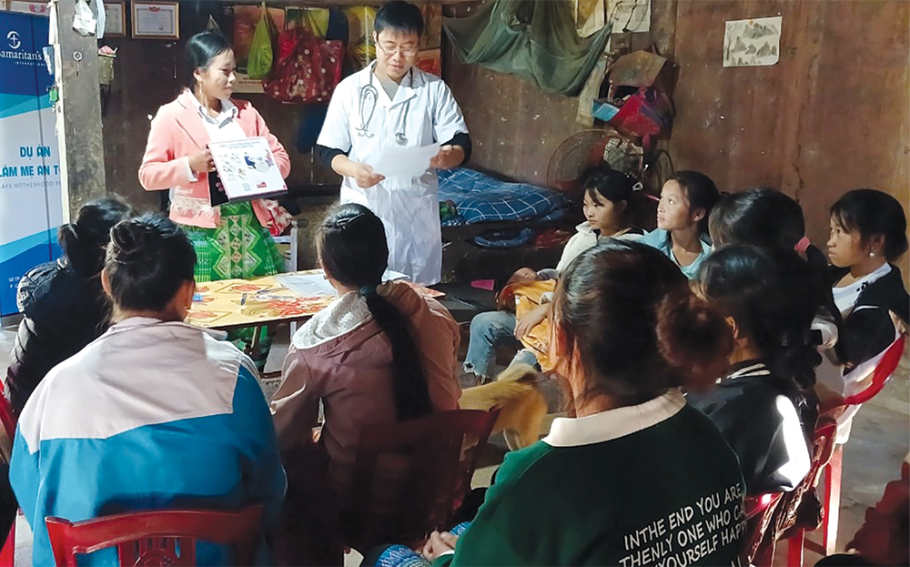 Bác sĩ Cứ A Trồng đến từng thôn trong xã Làng Nhì để tuyên truyền nâng cao nhận thức về chăm sóc sức khỏe của nhân dân.