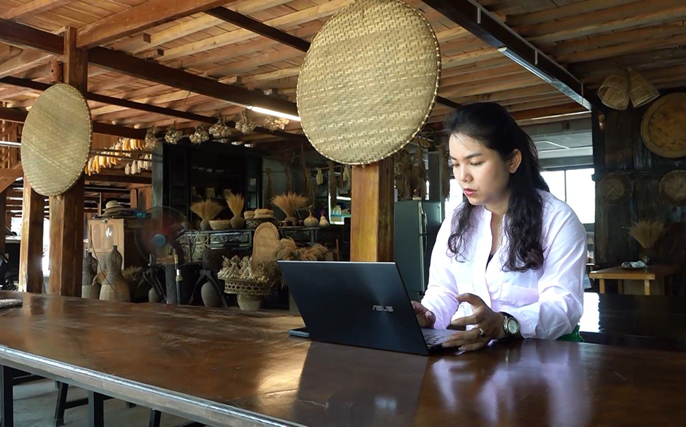 Chị Đinh Thị Đương - Chủ cơ sở du lịch cộng đồng Muonglo Farmstay, xã Phúc Sơn sử dụng các trang mạng xã hội để quảng bá mô hình du lịch của gia đình.