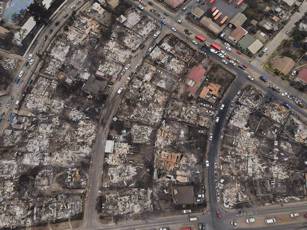 Những ngôi nhà cháy rụi sau khi cháy rừng lan rộng tại Vina del Mar.
