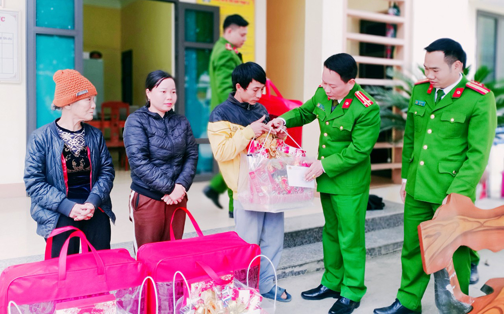 Công an huyện Văn Yên tặng quà cho các hộ nghèo xã Lâm Giang.