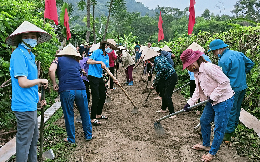 Nông dân xã Mỹ Gia, huyện Yên Bình chung sức xây dựng đường nông thôn mới.