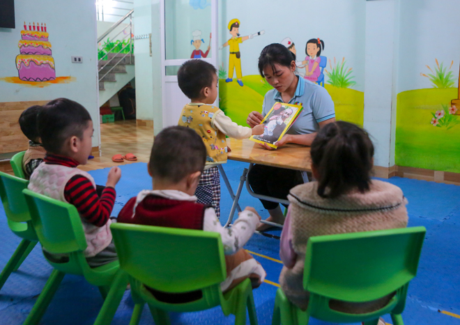 Chị Hoàng Thị Hảo dạy các trẻ tự kỷ lớp mầm non tại Trung tâm Can thiệp sớm Thanh Nhàn.