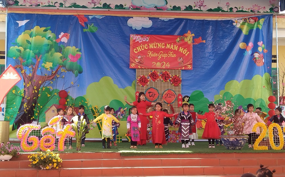 Cô và trò Trường Mầm non Sơn Ca, xã Nậm Khắt, huyện Mù Cang Chải với các hoạt động Tết sớm trong trường học.