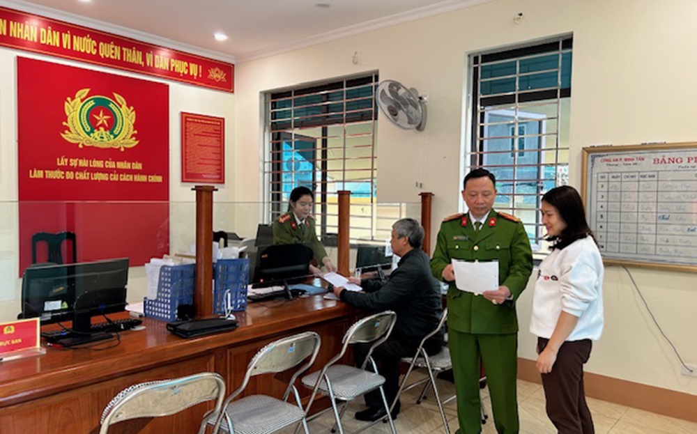 Cán bộ Công an phường Minh Tân, thành phố Yên Bái luôn nhiệt tình, trách nhiệm và thân thiện với quần chúng nhân dân.