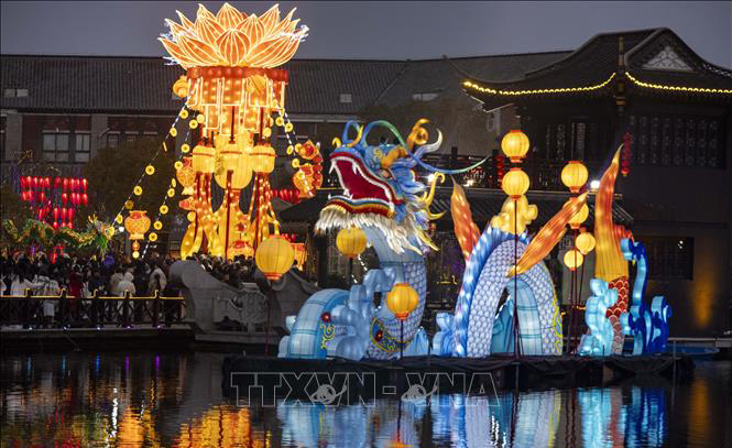 Đèn lồng hình rồng mừng Năm mới Giáp Thìn ở Thái Châu, tỉnh Giang Tô, Trung Quốc ngày 7/2/2024. Ảnh: THX/TTXVN