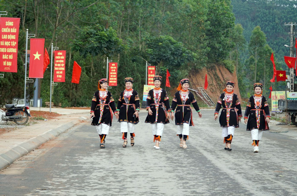 Người dân Yên Bình vui xuân trên những con đường rộng mở, phong quang, sạch đẹp.