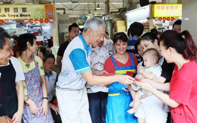 Thủ tướng Singapore mừng tuổi cho người dân.