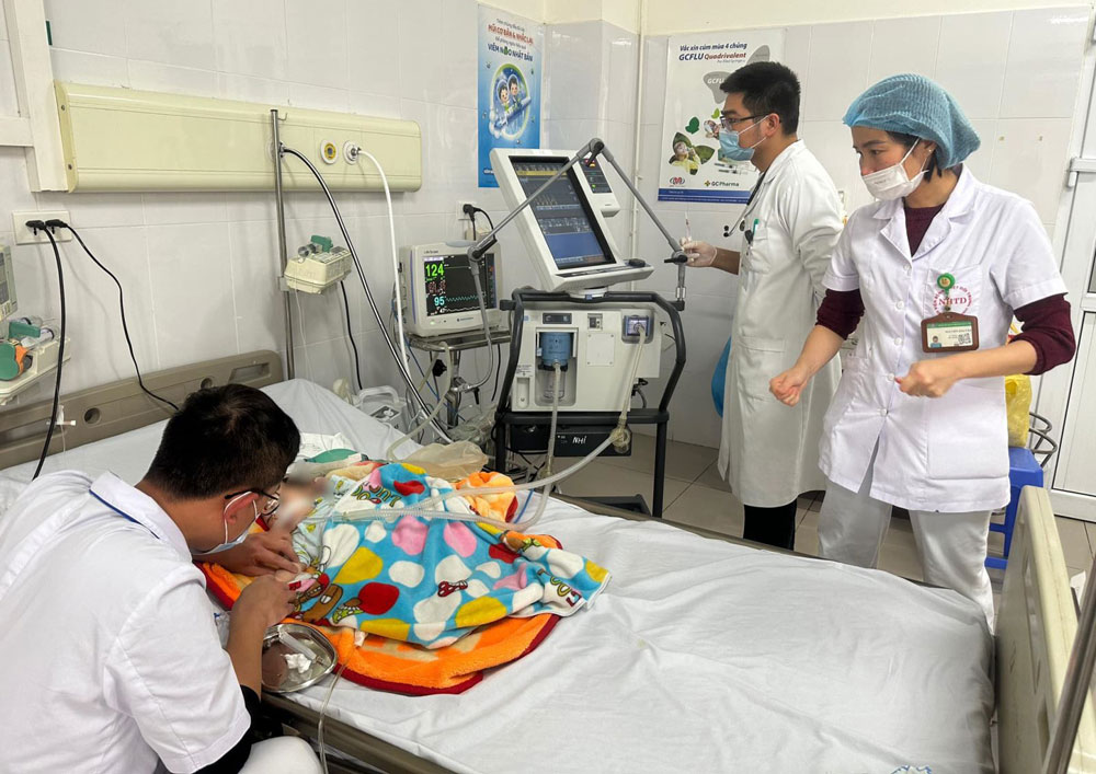 Điều trị cho bệnh nhi nhiễm virus RSV tại Bệnh viện Bệnh nhiệt đới Trung ương.